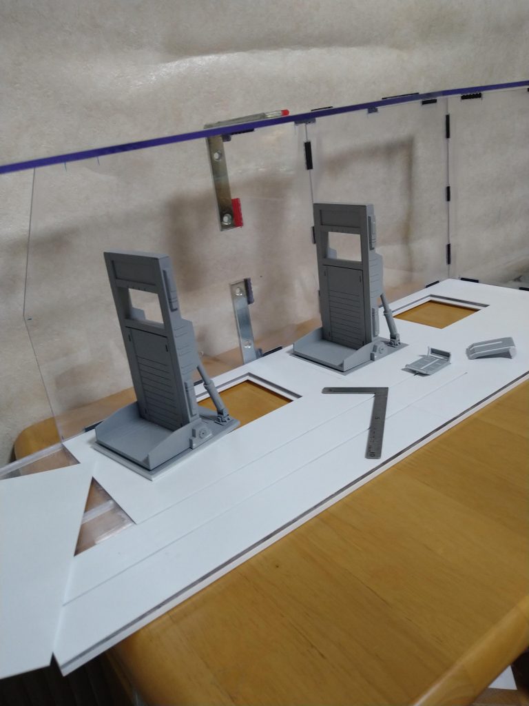 とにかく出来るだけお金はかけない様にしたかったので連結はなぜか家にあった百均のプチブロック😙このブロックではやはりこの重たいアクリル板を支える事は難しく…😅💦その辺にあった〘Ｌ型〙の金物使いました😂しっかりプラン立てれば他に色々と方法はあると思うのですが…🤔基本的にどうしようもない事以外はできるだけお金使いたくないしぃ〜…😗♪そもそものきっかけは〘カタパルトデッキを作る〙…と言うよりは〘このアクリル板を使って何かを作る〙…だしぃ〜😗🎶まぁその辺は仕方ない…😅と思い、作業進めました！😁…このタイミングで…成り行きで…そして思い付きで…ノープランで始まったカタパルトデッキ…😅…まだ塗装前ではございますが既に形が完成している〘MSハンガー〙😅…どうやってくっつけよう…🤔💦…結局この硬いアクリル板に頑張って四角い穴開けました！🤣🤣🤣.