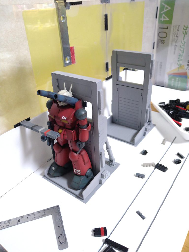 イメージを膨らませる為にとりあえずガンキャノン置いてブロックで形作り…🤔.〘えっ!?😳なにこれ…ヤバイ😲…どうしよう…どうもしないけど…マジか〜!😆マジデホントヤバイ！🤩〙.……と ５０代オッサンがブロック遊びして１人で勝手にテンション上がってはしゃいで喜んでいる時の写真…🤣💦.写真奥に見えるのは家にあった〘クリアファイル〙🤔…色具合やクリア過ぎない透明度…私のイメージにピッタリでございしたのでコレも使う事に致しました😁.