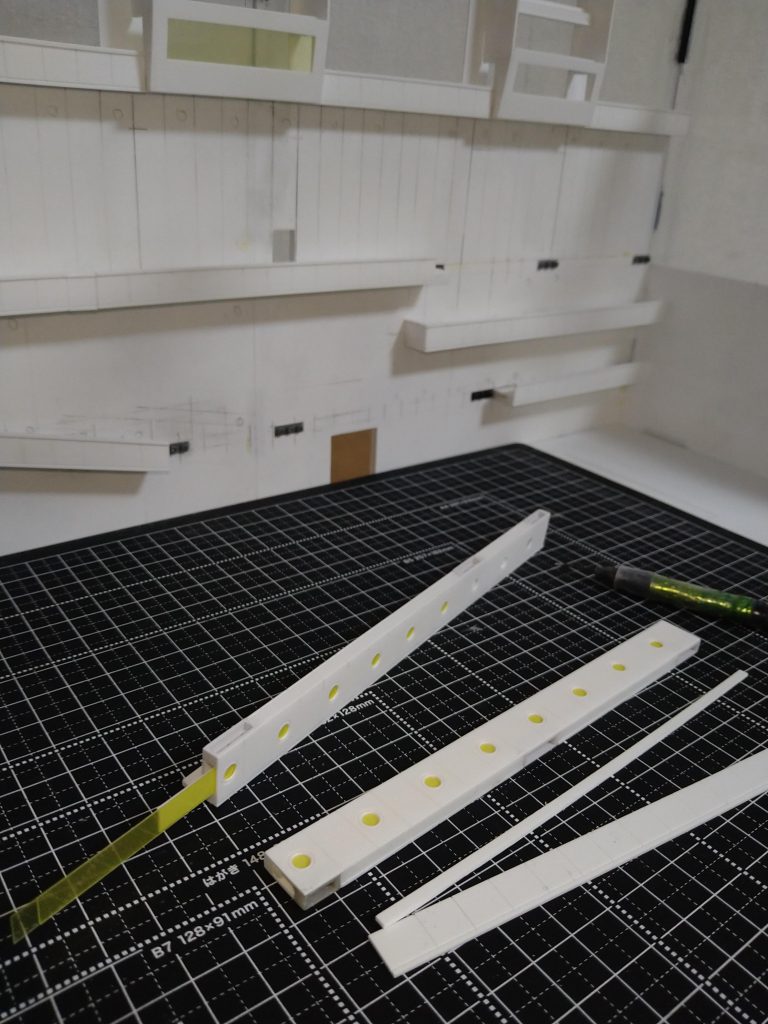 未だに制作プランが定まらず…😅その場の思い付きやノリであっちこっち手を付けている時の写真…😅💦手前に見えるのが一応キャットウォークでございます😆これ…🤔最後照明の所…全部部分塗装はさすがに厳しいと思いまして…😦💧先ほどのコンパスで指痛くした部品とクリアファイルで電気の表現する事に致しました🤔正直な所…塗装して完成しなければこの方法が上手く行くのか…🤔それっぽく見えてくれるのか…私も分かりません🤣💦完成してからのお楽しみにします…🤣🤣🤣 .