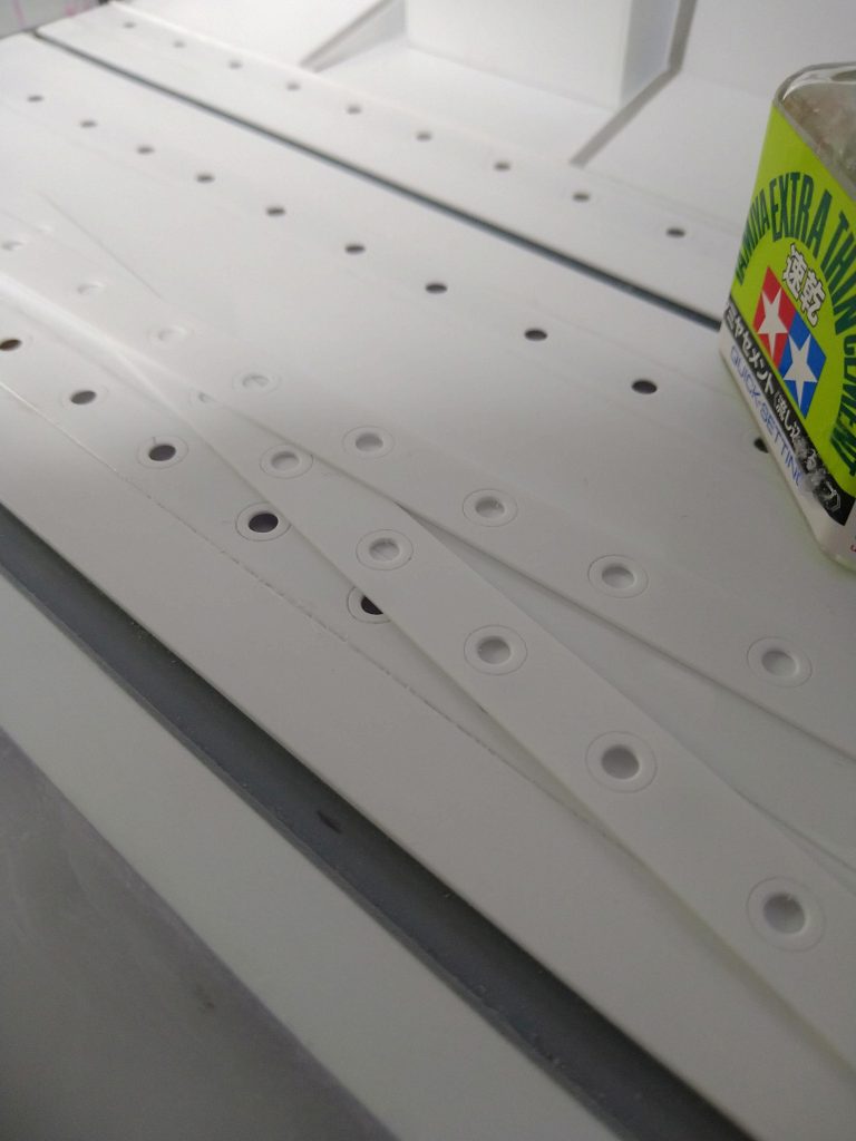 まず0.5㍉のプラバンを幅１２㍉に細長くカットして…😕コンパスを使い直径６㍉位の円筋彫り…😐その真ん中を4.5㍉に穴開け…😓…この部品をけっこうたくさん…🥲……コンパスで指痛いし……😭……もう…すでに…少し…飽きました🤣🤣🤣 