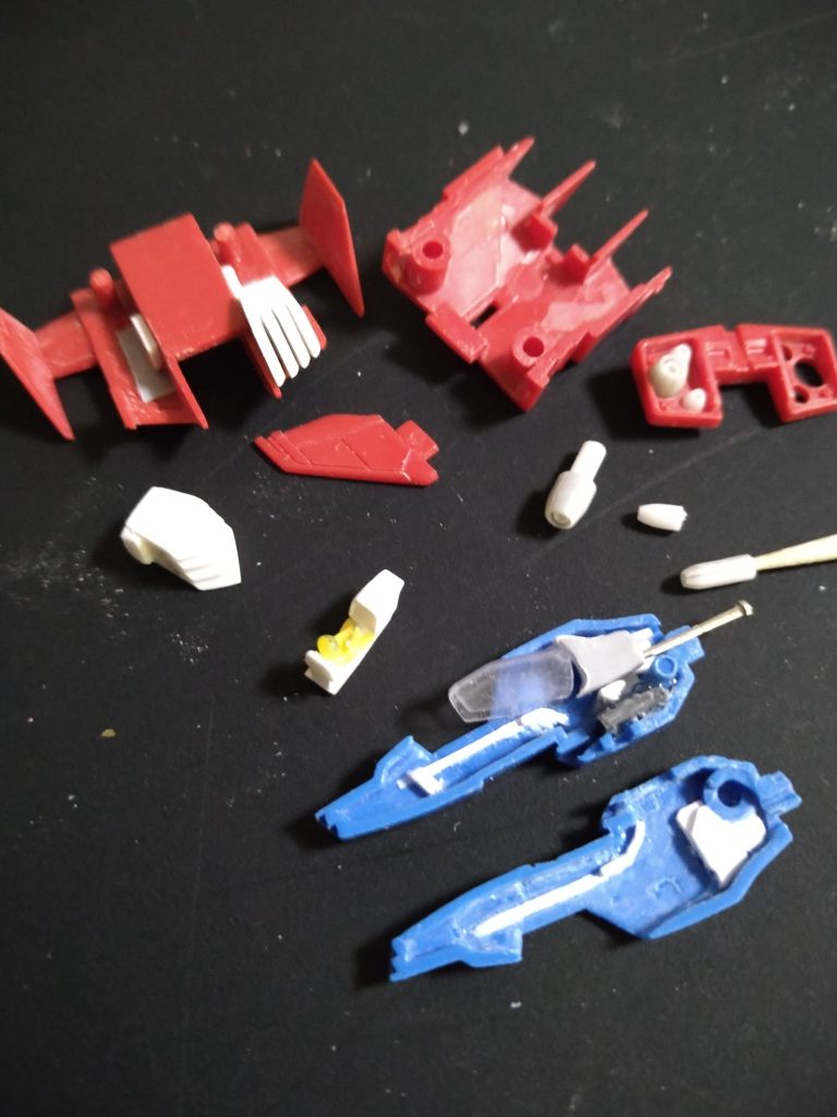 今回の改造はコックピットとその脇のダクトはプラバンで制作😚大きなバーニアはWAVEさんの3.5㍉のプラパイプをTAMIYAさんの2㍉のプラ棒が収まる様に穴を開けその2㍉のプラ棒の芯に0.5㍉の穴を開けそれから少しグリグリと広げたもの😋小さなバーニアは２㍉のプラ棒に同じく0.5㍉から広げたもの😚翼関係は初めに少し深めに筋彫りした後削って少し薄くしました！😁ﾊﾟｲﾛｯﾄは頑張ってランナーからの削り出し成形キャノピーは塩ビ板でヒートプレス😆今後のゲスト出演でどのようなシチュエーションで出てもらうか分かりませんので、このキャノピーは〘上に開く〙事〘後に開く〙事とどちらも出来るように制作😚〘上に開く〙場合は何とかなりますが〘後に開く〙場合開ける事は出来ますが閉じる時…小さくてキャノピーが指で摘めず閉じられない😭と言う事もありギミック制作…😋ピン針でキャノピーを押し出せるようにしました😆.  