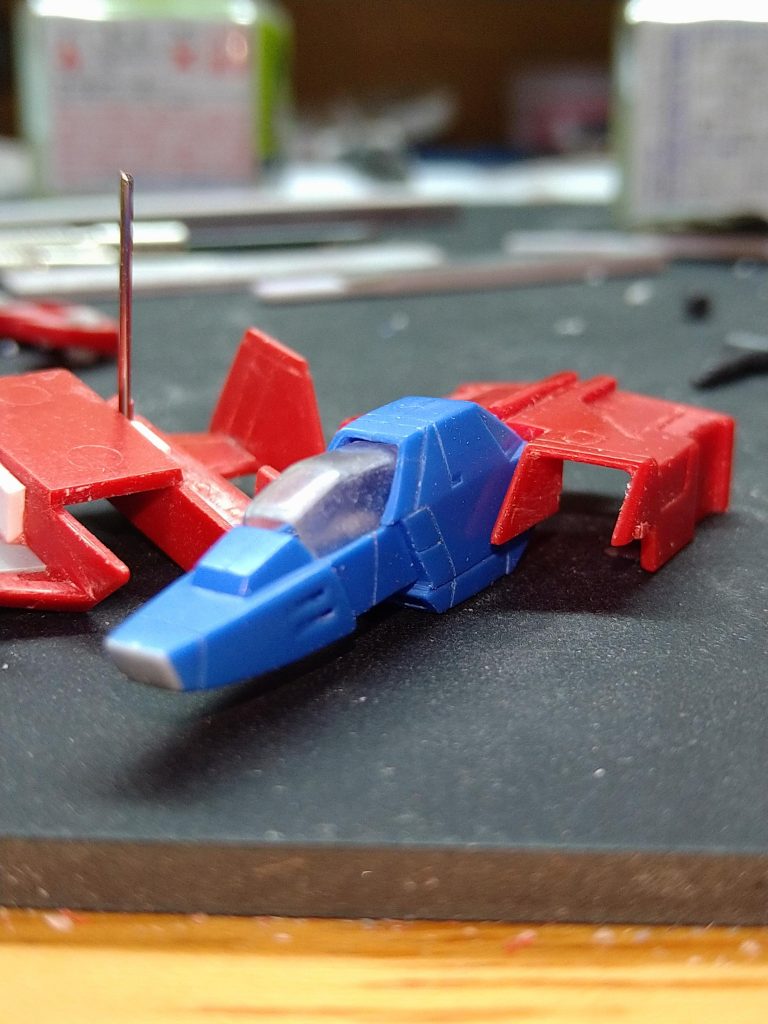 ライディングギア…タイヤの位置と高さの調整…🤔材料はピン針…それを曲げてそれっぽく見えるようにタイヤ等をプラバンとプラパイプ等で制作😁