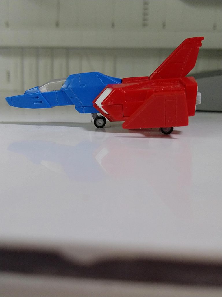 タイヤの黒い素材〈ロリポップスティック〉という　お菓子作り等に使う材質ポリプロピレンの太さ3ミリの丸パイプを加工…この材料は私工作方法…その条件によりけっこう使う材料です！３０本入って１００円！😆  