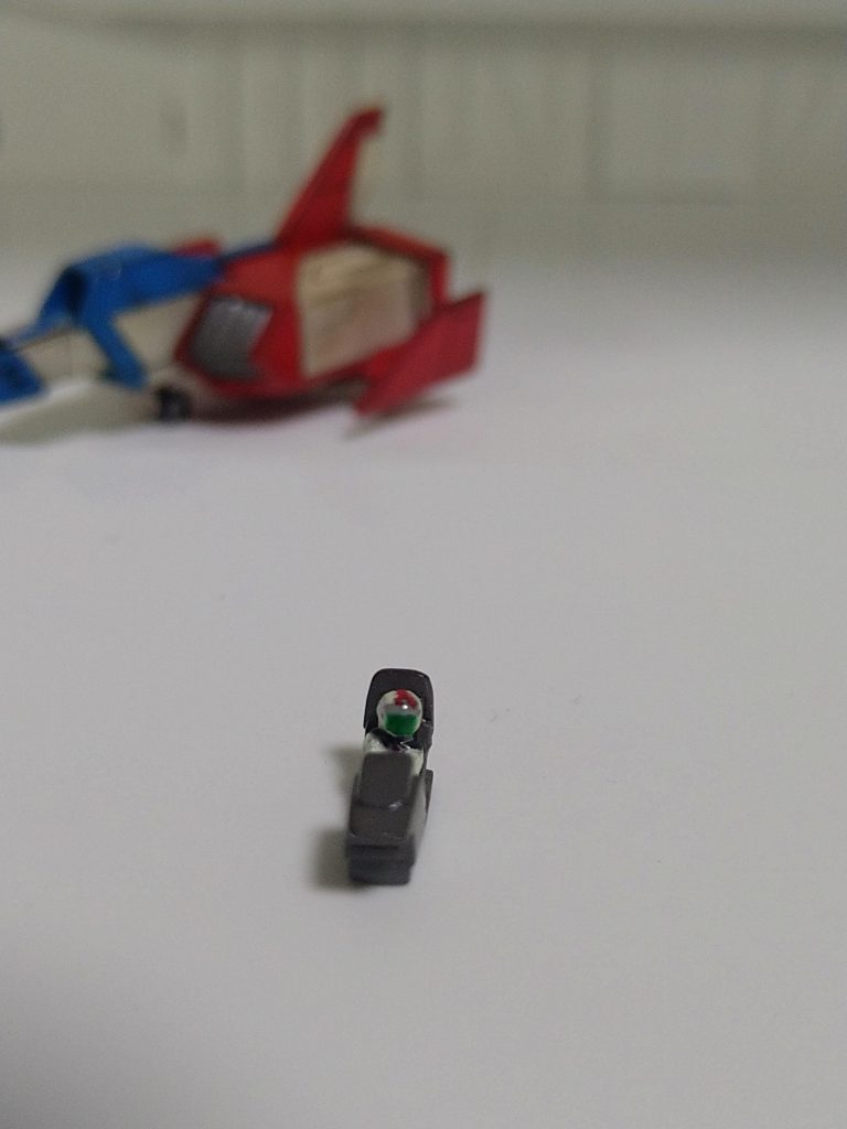 …ポツン………一応……アムロです…😅こちらのアムロさん…お世話になっております猩々さんの作品に刺激され制作決意…😠アムロと言う事で他の1/144のフィギュアよりも　もっと小さく作っております…😭《アムロだから白いランナーで良くね？》とも思ったのですが、白だと自分でどこ削っているのかもよく見えず…🤣何より今回のフィギュア制作方法の都合もあり〘黄色いランナー〙選びました！😁その制作方法は大体アムロの形が完成した後その頭部…ヘルメットのガラスの部分を少し〘えぐり取り〙そのえぐった所に百均の〘クリアグリーンのレジン〙を乗せたかったのですが我が家にはそれが無く…😭〘百均のクリアブルーのレジン〙を《チョン》と載せ硬化…🤭その後全体に〘シロサフ〙吹き付け乾燥後ヘルメットのガラスの部分をデザインナイフでカリカリはがし仕上げにそのはがした場所に〘クリアグリーンの塗料〙を《チョン》😅…これで何となくガラスっぽく見えるようにしてみました！😋…もう目がかなりヤバかったです…🤣🤣🤣でも楽しい！🥳  