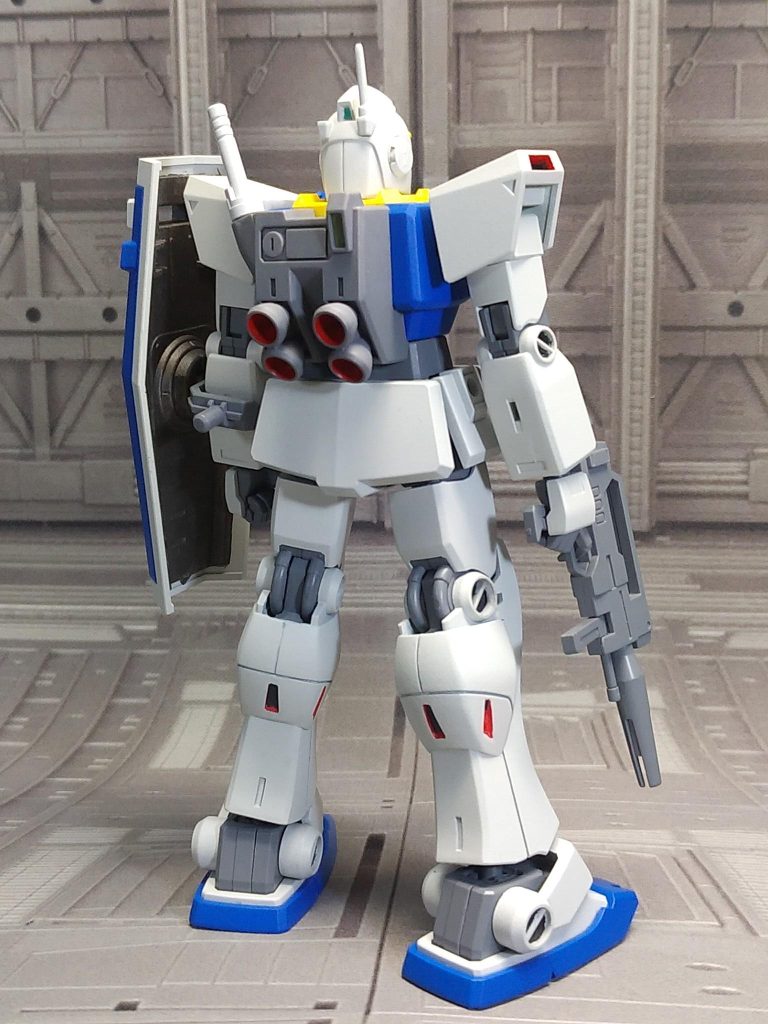 腕や脚等の合わせ目消しのあと全塗装、つや消しで仕上げました。ベース限定品はジムII用に握り手と平手が追加されていて一般販売品よりポーズの幅が広がります。「エンデのジムII」のあのポーズも可能。また、シールは付属せず代わりに3機分の水転写デカールが入っているので、右肩にはこのデカールを使用して連邦マークを、左肩とシールドには市販のデカールでラプターブルーの「RB」とおそらくエンデ機は2番機ではないかと思い、「02」を貼ってみました。