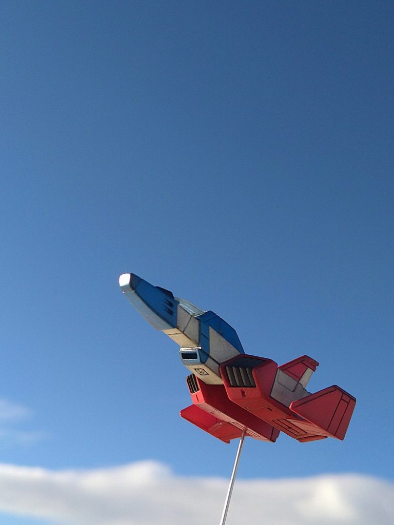 お手数おかけ致します😅もしよろしければ前側ランディングギアの付く四角い所ズームでご覧ください😆その時あわてて一生懸命穴の無い所にピン針刺そうとして頑張ってついた傷跡でございます！🤣🤣🤣この傷は飾っても見えないですし私にとって良い思い出になりましたのでこのまま残しておきます！🤗野外撮影…本当に楽しかったぁ〜😆😆😆！…もう最高！🤩　みずかトモカサさん！😆きっかけを作ってくださり本当にありがとうございます！感謝です！🤗.