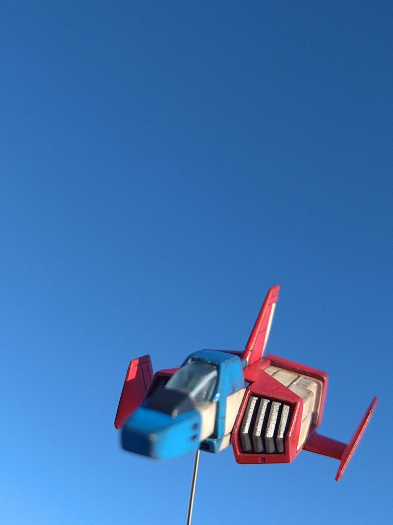 〜時間に心にゆとりの持てるある晴れた日〜作品完成後 はやる気持ちを抑えきれず 特に何も用意する事無く…ただ作品とスマホを持ち車を走らせる…周りには何も無く…人も居ない…開けた土地…条件満たした撮影場所を見つけ車から降り 作品に向けスマホを構え…だが風が強くピントが合わない …スマホも作品も風に煽られ 中々シャッターを切る事ができない…そんな中…時折やって来る強い風に後押しされたかのようにコア・ファイターが飛んでゆく……そのまま飛んでくれれば格好の良いものを…その場で墜落…それを慌てて拾いまたスマホを構え…また墜落…寒空の下…誰もいない広い畑のど真ん中…たった１人鼻水垂らし…笑みを浮かべ…何か工夫すればよいものを…何も学ばず 考えず …ただひたすら同じ事をくり返している５０代オッサンのその行動……その風景…..🤣🤣🤣..  