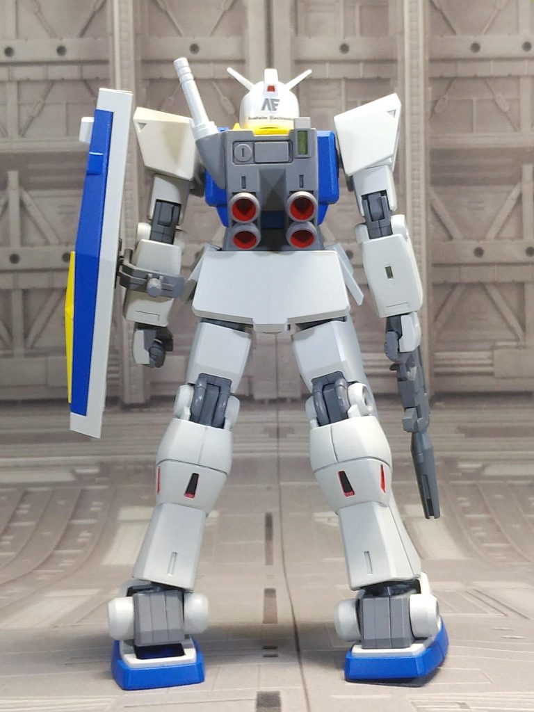 レプリカガンダムヘッドはHGUC191ガンダムの頭部を使用しました。右目は塗装せずクリアパーツのまま、左目はガンダムマーカーイエローゴールドを塗っています。白→MSホワイト赤→イタリアンレッド黄色→MSイエロー実習用のレプリカなので常に整備されている状態と思われるので光沢で仕上げました。後頭部にはアナハイムのロゴを入れました。