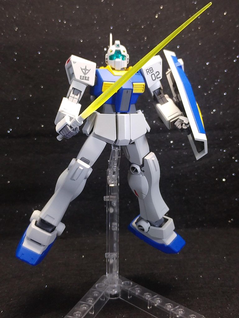 配色はジムの配色パターンに沿って、胴体以外に足とシールドを青くしています。白色は劇中補給が行き届いていない描写があるので退色した感じの色を選択してみました。胸やバックパックのセンサーは消灯状態に見えるようにダークグリーンで塗っています。使用した塗料は白→AS-20インシグニアホワイト青→TS-44ブリリアントブルー黄色→MSイエロー赤→モンザレッドグレー→ニュートラルグレーシールド裏→黒鉄色センサー類→ガンダムマーカーメタグリーン、メタリックピンク、MSVダークグリーン