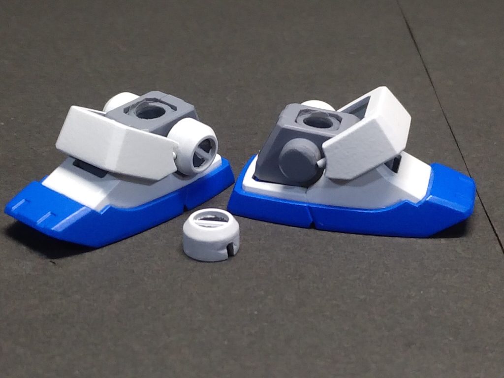 今回、一番手を加えたのがアンクルガードの後はめ加工です。足の内側になる丸い部分を切り離し、アンクルガードの合わせ目消しをしたあと真鍮線を使って丸い部分との接続軸を作るために裏にプラ板を貼り付けて厚みを持たせ、1mmの真鍮線を差せるよにしています。丸い部分に真鍮線の受けを作りアンクルガードの可動を確保しています。