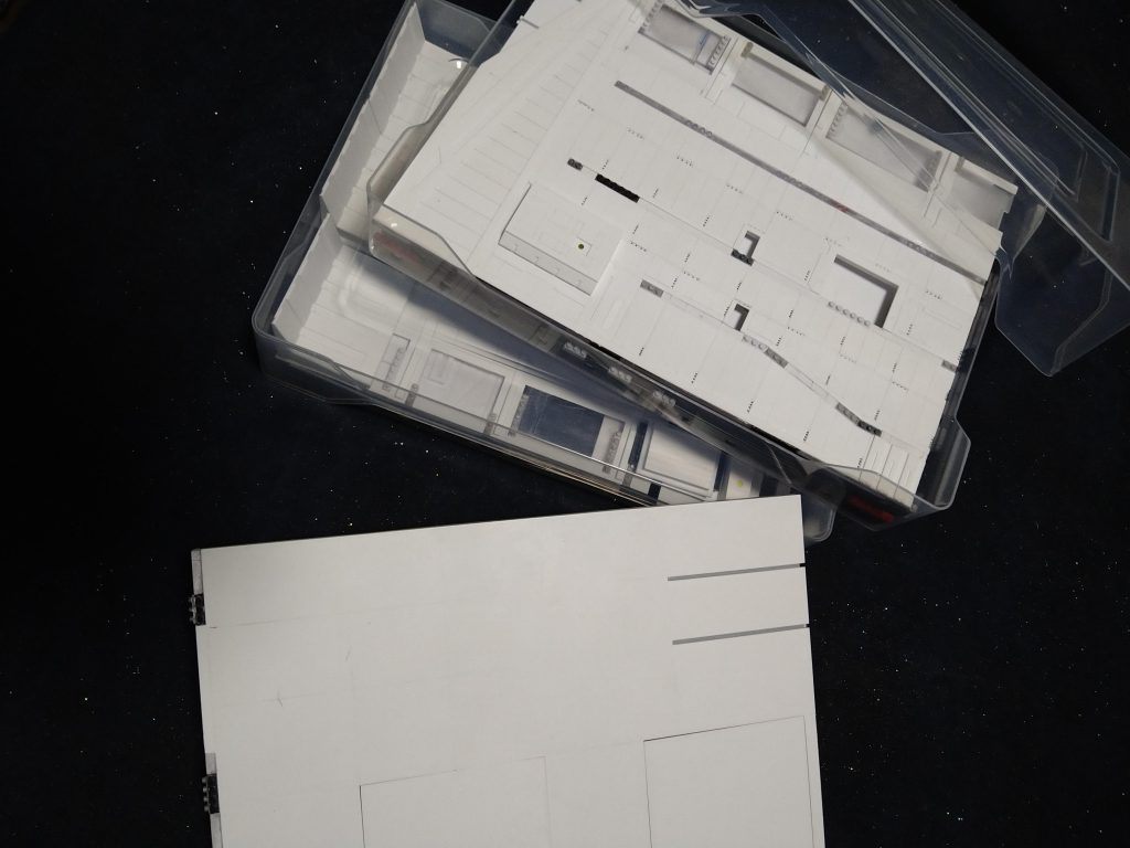 ……そしてこちらのお写真……🙁…このホワイトベースカタパルトデッキ制作にあたっての😠〘最重要課題〙😠…としている　制作中私がもっとも気を付けなければならない…そして…絶対にミスは許されない状態を写した写真でございます…☹️……その最重要課題とは☹️………………ズバリ😠……...✨おかたづけ〜✨🤣🤣🤣🤣🤣🤣🤣🤣🤣🤣ﾜｰｲ正直な所完成後…我が家にはこの様な大きな物…飾るどころか置く場所さえございません😅💦でも一度欲しいと思ってしまったのでやはりカタパルトデッキ欲しい😚でもこんな大きな物その辺に置いていたら家族からの攻撃を受けてしまうかもしれない！😠まかり間違えれば私自身が足を引っ掛けカタパルトデッキ攻撃！😱蹴飛ばし破壊してしまうかもしれない!!😠そんな事は絶対にあってはならぬのだ!!😠 ……で……...✨おかたづけ〜✨🤣🤣🤣🤣🤣🤣🤣🤣🤣🤣ﾜｰｲ一応Ａ４サイズの書類ケース２箱分で片付ける事ができました🤗良かった…ただ今後…その他小物も増やす予定があり🤔私のガンプラの棚一番下の段のスペース考えても３箱あった方が収まりが良いので残りの一箱が埋まるまで何か細々作りたいと思います😁.大変申し訳ございません😓💦途中経過報告なのに長くなってしまいました😭.本編コア・ファイターでございます！😆..  