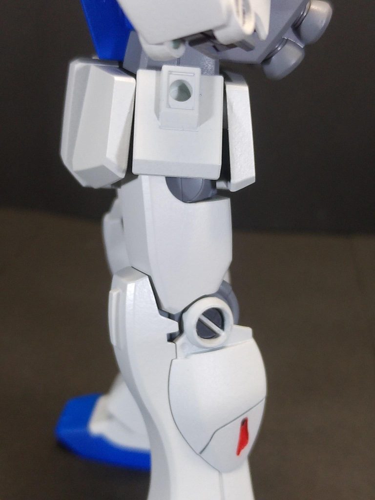 太ももは合わせ目に沿ってスライド装甲のようなディテールがありますが、あえてジムらしくするために合わせ目を消しています。