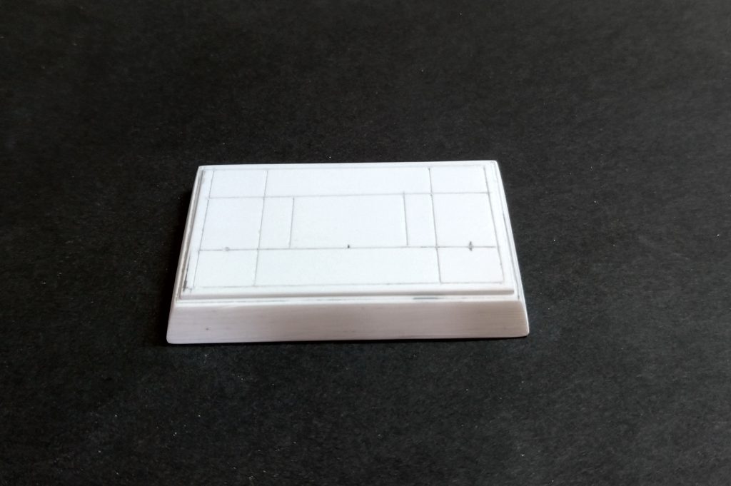 今回も積層プラ板から簡単な飾り台を製作しました😊なにせトップヘビーなのでこれが無いと全く安定しませんね💦