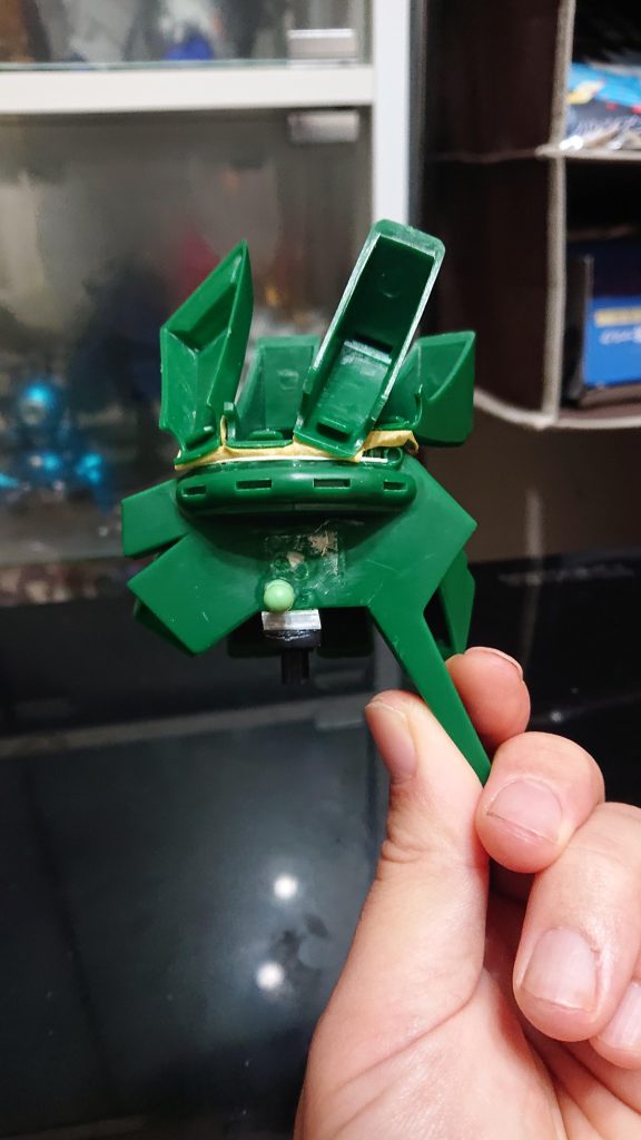 足の付け根を気持ち前に接着