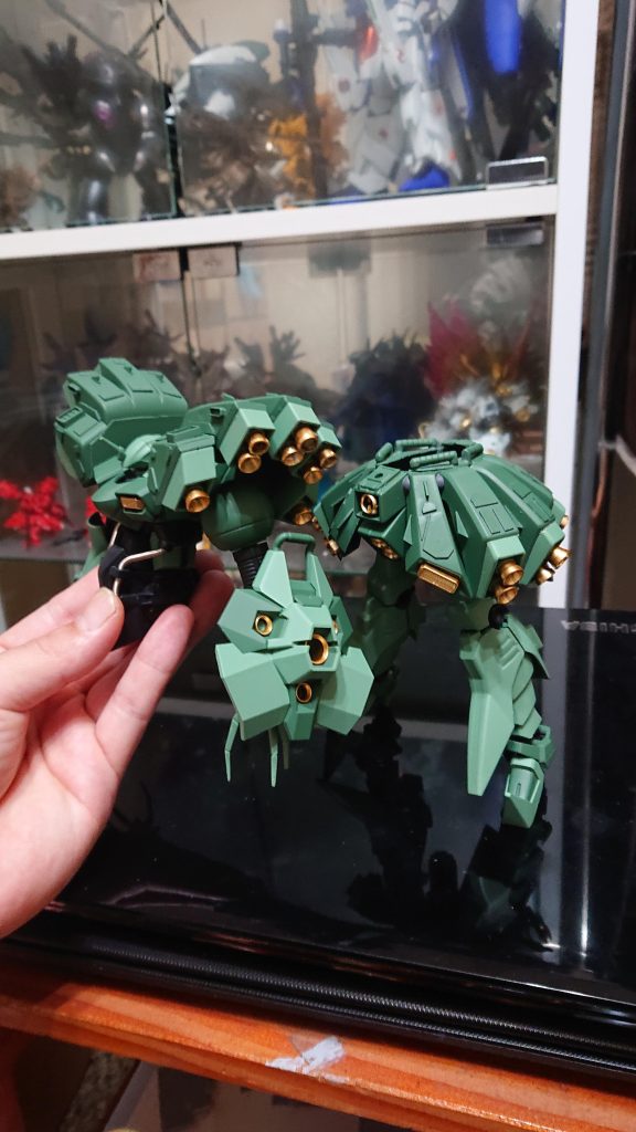 意味はありませんがいつでも分離可能。下半身がビグザムに見えなくもないかな