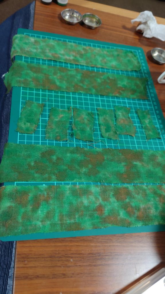 緑と茶色と赤でポンポンあとは包帯を糸で縫い関節に被せるだけお手軽!