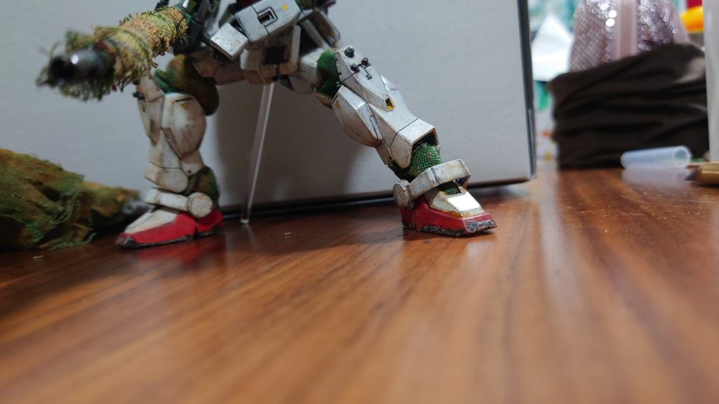 足元に土付着(塗装前に接着剤をかためてました。塗装後土色に塗装することで簡単付着土)以下制作工程