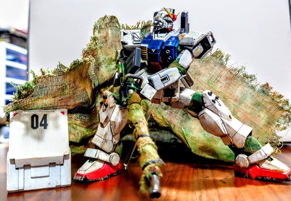 旧ザクとザクⅡの一個小隊が過ぎ去ったのを見て潜んでいた軍曹が伏せていた相棒に乗り込む。「狩りの時間だ」起動と共に身を起こし構える陸戦型ガンダム。歴戦の撃鉄が吠えようとしている。