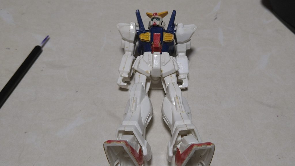 実家から発掘された時には変色したりしていて、こんな状態。武器等も紛失してました。関節は基本的に曲がらないのがTheガンダム!200円だったし