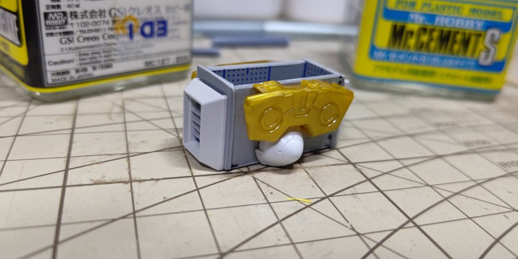お腹のスキマが目立ったので適当に箱をプラ板で作ってジャンクパーツから適当に接着して塗装しています