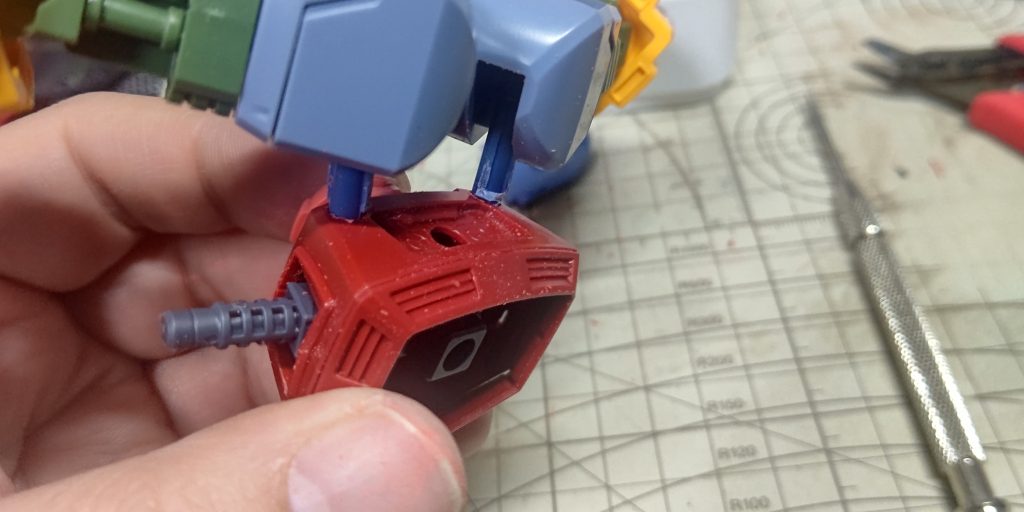 背中にはジオングの腕の軸をそのまま流用しています、大きいピンバイスがなかったのである程度空けた後は丸棒ヤスリで細かくヤスって調整後中からも接着剤で接着して固定しています