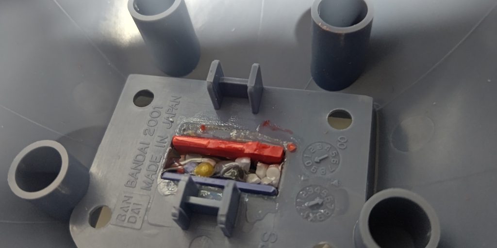 胴体接続には丁度いい太さのランナーを使っているのですが、裏にランナーの切り屑を詰めて接着してガチガチ固定しました