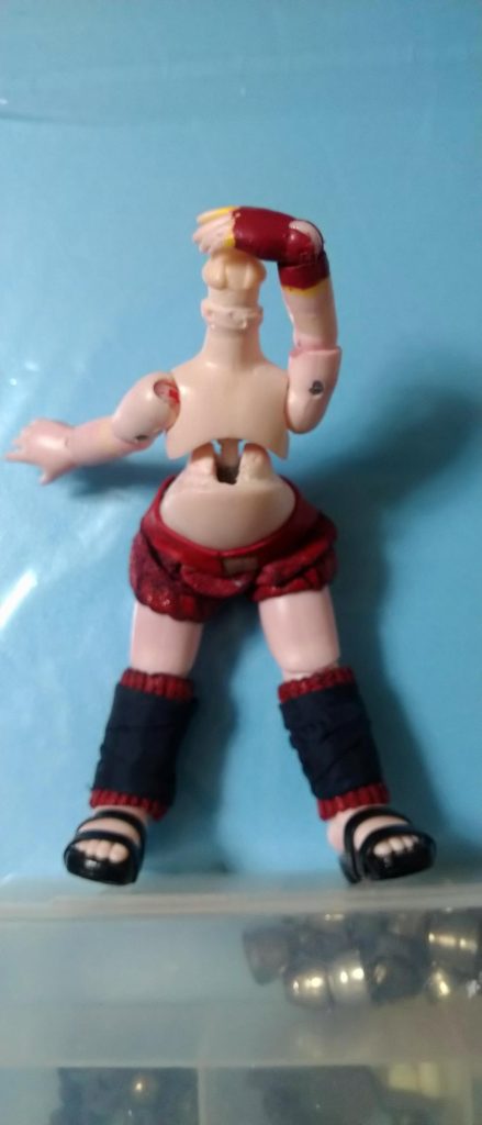 ドールボディ　２体分　を使用　１体に組み込みましたボディはランナーパテと同じ素材なので　溶かして使用腰の可動域は　片足の付け根をうまいことくっつけております。足回りはいじってません。（ 関節はいじってますが）