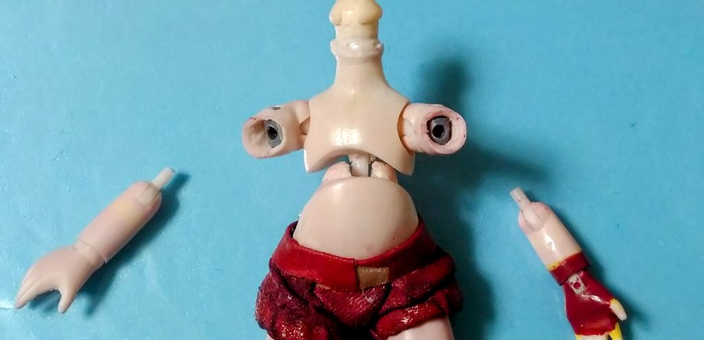 少し衣装が硬めなので腕の加工しないと無理でふるーいポリキャップをそのまんまぶち込みました。（ 穴は開けましたよ）腰の３ミリ丸棒がすぐ折れるので金属棒に変えると強度上がりそうです。