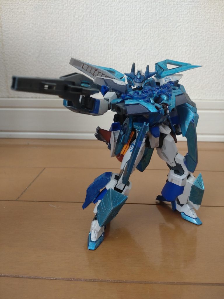 ざっくり言うとモチーフは前回と変わらず藤の花や500系新幹線(山陽新幹線)。改造した箇所は肩アーマーや脚部・腕。HGキャリバーンやHGBDウォドムポットの各箇所を適当に接着してボリューム感を出しました。