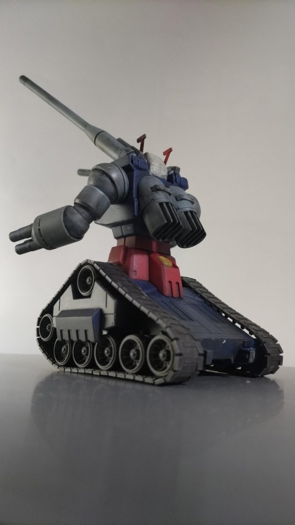 MGに比べて腰高に見えるHGですが、キャタピラ周辺を汚してトーンダウンしたことでドッシリ感がでたのかなと思います。