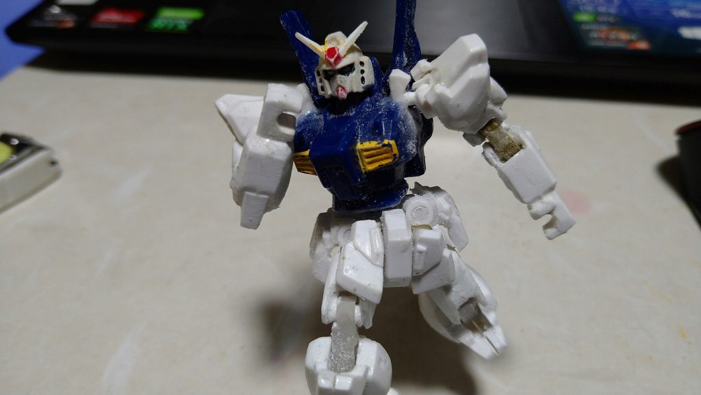 ダイソーのプチブロックを関節部に埋め込んで可動できるように改造しました。ムキッ肘、膝、足の付け根、腰、肩、スカート部、肩は肩アーマーのとこで切るのが難しくって回らない