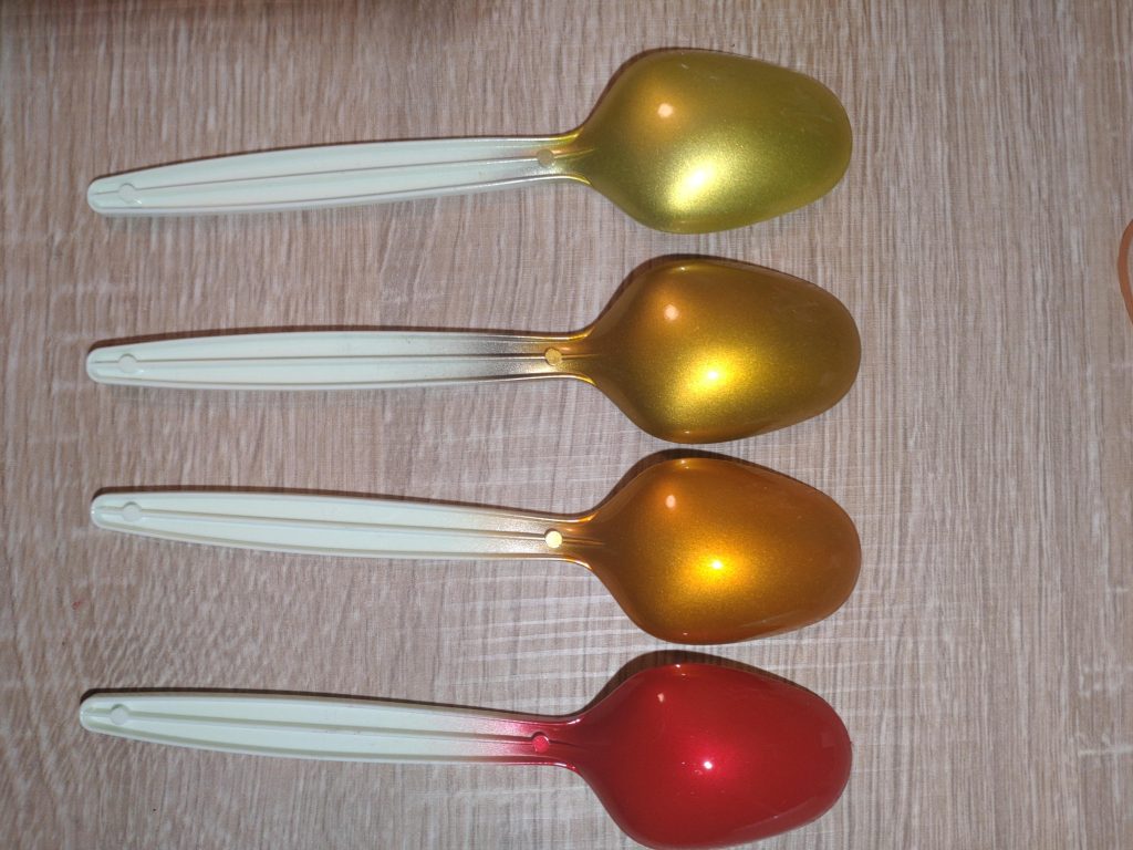 配色は、サーフェイサー3色、下地の金銀で2色、クリアの3色で3×2×3=18パターンを100均スプーンに塗装してどれを使うか吟味しました。やる前は面倒な工程そうだと思っていましたが、やってみると「 俺、モデラーっぽくない!?」と妙にテンションが上がって楽しかったです(^^)ご覧いただき、ありがとうございました!