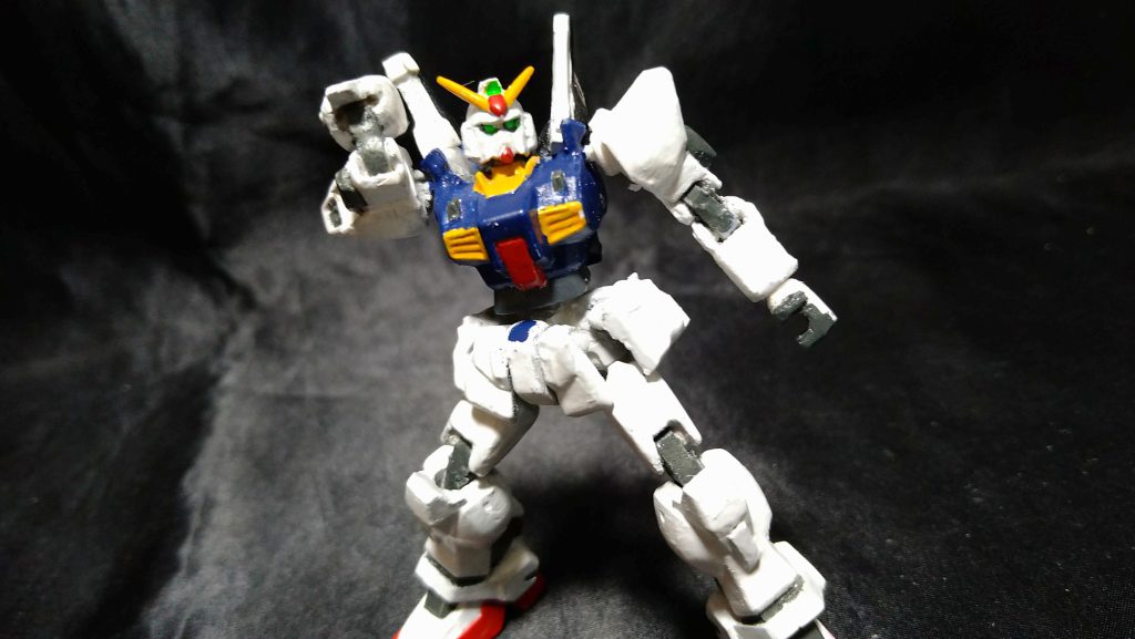 右のビームサーベルだけなんか形おかしくね?ってことについて。コレ、取り外し出来るようにしました。右だけ。その際プチブロックサイズになったので少し変。変って言うなら全体的にパテ跡がねー...綺麗に出来る技術力がないです