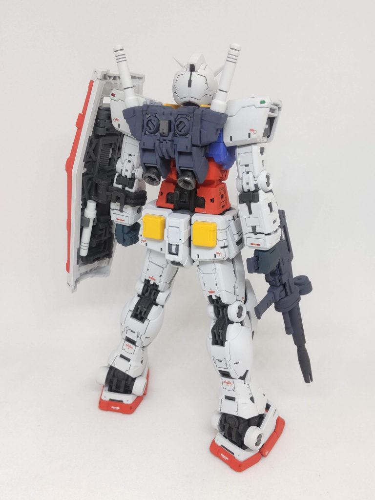 背面。今見ると若干手を抜いたのか、背面のディテールが多いですかね…。バックパックはこだわりでアニメカラーにしてます。