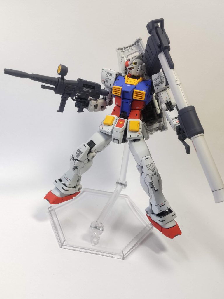 最終決戦っぽく。武器セットももちろん買ってあります、塗らねば。シールド裏には予備のサーベルをマウントしてます。旧HGみたいでいいね…。