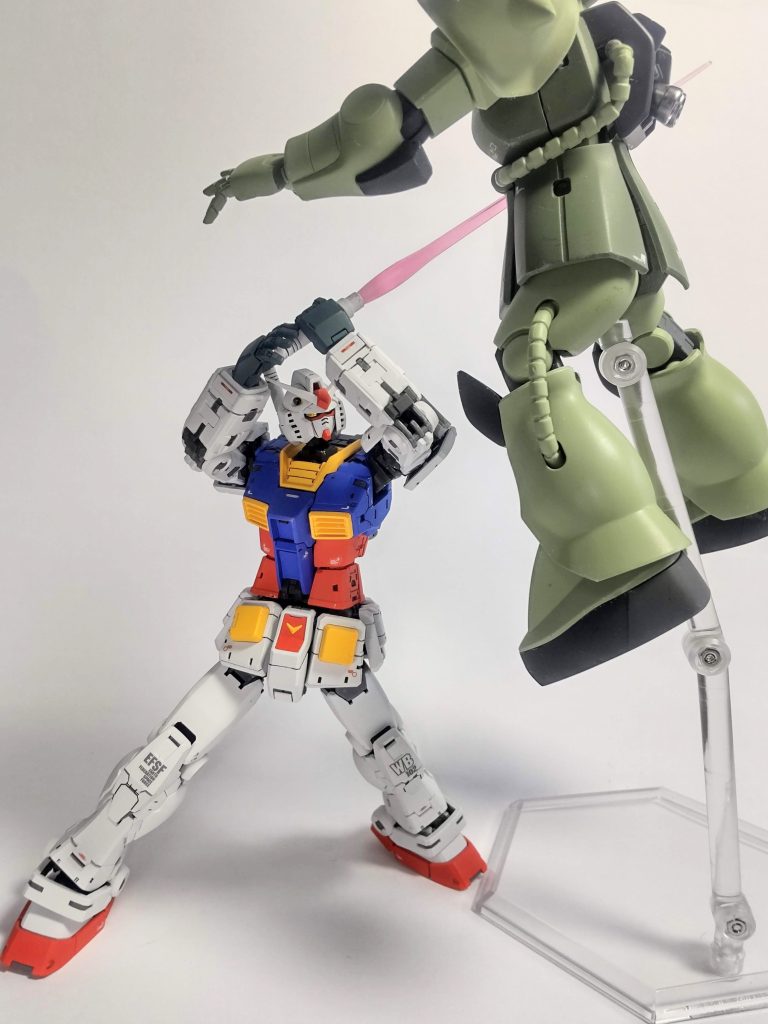 1話のザク貫きも。流石にほぼ素組みのHGザクでは少し違和感あるかも…？