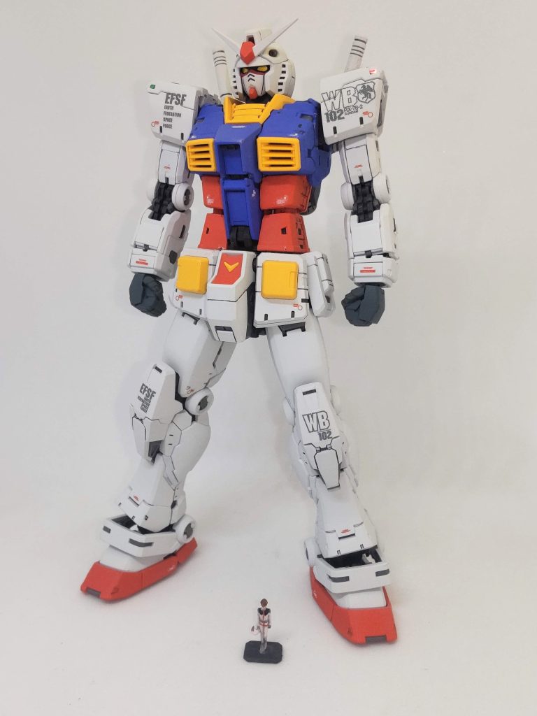 非武装で。デカールはいつも通りカトキ風味で。ペガサスマークも貼りたい欲張りなので、肩にはGFT仕様のデカールを使ってます。足元のアムロはG30thVer.GFTの1/144アムロです。