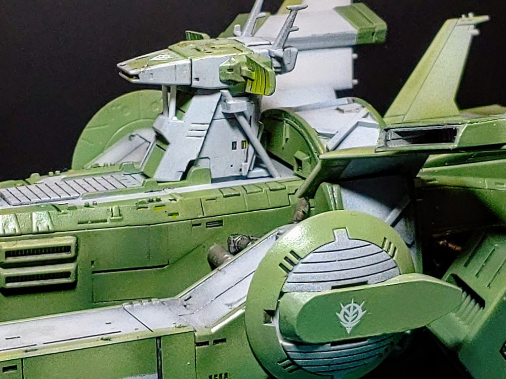 なんということでしょう。艦橋後方をカットして柱で支え、艦橋後方に胴体周辺を覆ったドーナツ状の疑似重力ユニットを増設。秘蔵のワインをグラスで飲むなんてこともできて、きっと新しい友人も作れることでしょうさらに、側部円盤部のメガ粒子砲格納庫の装甲を大型強化してジオン公国軍エンブレムを入れました。