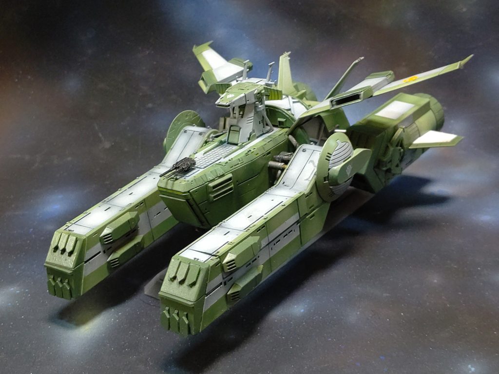 全体図両椀格納庫と両エンジンを船体から離して幅を広げた結果どっしりとしたアウトラインになりました