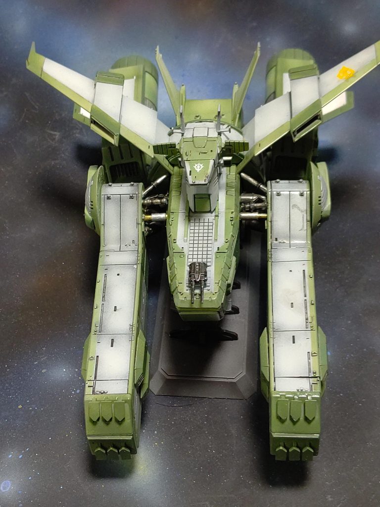 デッキゲートにはヘキサ構造の強化装甲と中央に突貫用のバー状の突起装甲を装備。上甲板の主砲は前方に移設しミサイル発射ウエポンベイを増設し有視界戦闘時の砲撃性能の向上と火力強化を実現。推進出と機動性向上のため両翼にブースターエンジンを増設。