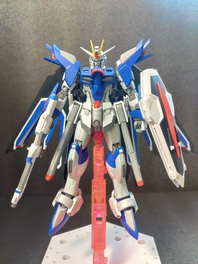 ライフリが初公開されたときは「 なんだかな…」と思ったていましたが、武装的には初代フリーダムの正統進化系という感じがして今では大好きな機体です。まぁ劇中の活躍効果もあるでしょうが^^;