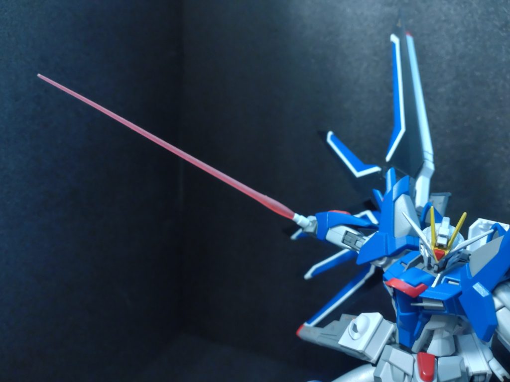 ちなみに制作理由の1つである試験的な作成とは、ホワイトのキャンディ塗装を試すためでした。水性塗料のせいなのか、白というよりシルバーが強く、キャンディぽくもなってしまいましたが(汗)でも、これはこれで好き!そしてキャンディ塗装とつや消し塗装は組み合わせてもカッコいいということが分かりました!これをもとに百式作りたい!!しかし、このキャンディ塗装のせいで、前作のライジングストライクとの武装の互換性をもたせたため、ライフル、シールド、腰のレールガン、ウイング部のキャノンは普通のつや消しホワイトになっているのだけがモヤモヤポイントです^^;ご覧いただき、ありがとうございました!