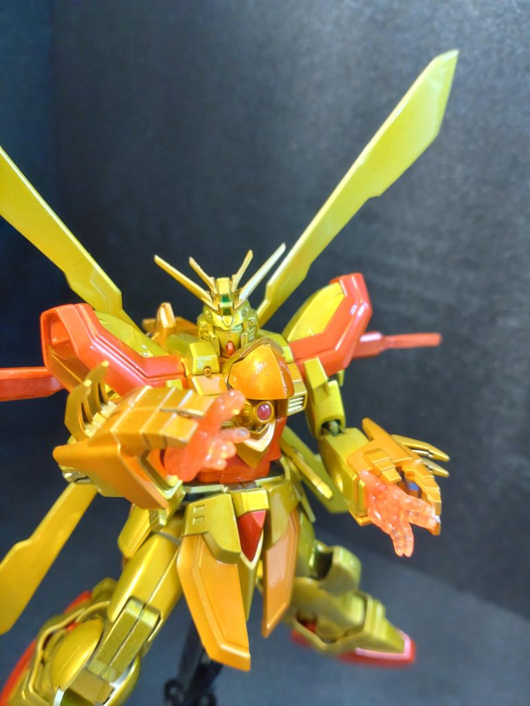 暁イメージの発端に「 普通の明鏡止水じゃつまらないっ!」という謎の制作意欲が湧いたってのもあり、黄、橙、赤を使い計4色になりました。さらには胴手足の延長に飽き足らずHGの短いウイングも延長しようとして上手くいかず下のウイングはプラ板で1から製作し直したりと、己の力量以上に張り切って作った作品でした。