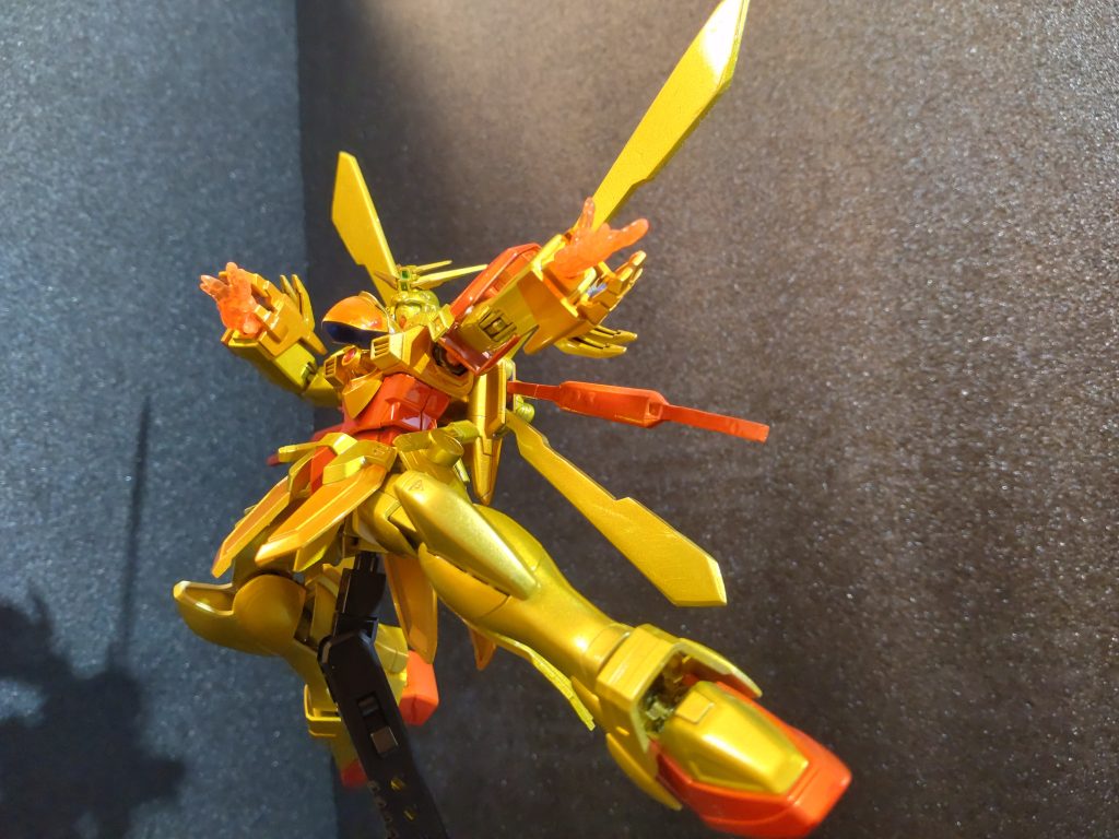 ネーミングは某虐殺兵器はね返すマンと同じになってしまいましたが、カラーリング含めて満足している次第です。あと、HGゴッドのネックといえば真ん中の赤ウイングですが、こちらはホントに手こずりました。パテ埋めしたら謎の突起ができたり、プラ板で延長したら曲がってウイングが閉まりきらなくなったり…。力尽きてその点は修正しきらずにフィニッシュしました^^;