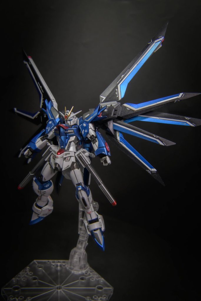 改めて色々ポージングさせると本当に最後まで主役張れる機体だったんじゃないかってくらいカッコイイんですよねライフリ