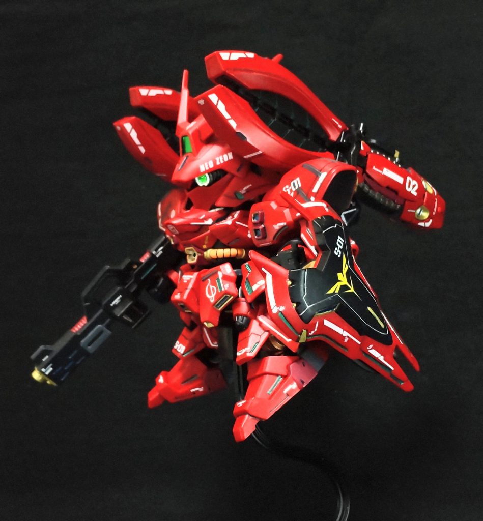 ノーマルのファンネルラック接続だと頭部のヘルメットが邪魔で可動しませんがアーマー取り付けなので前に倒せてキャノン形態にもできます。