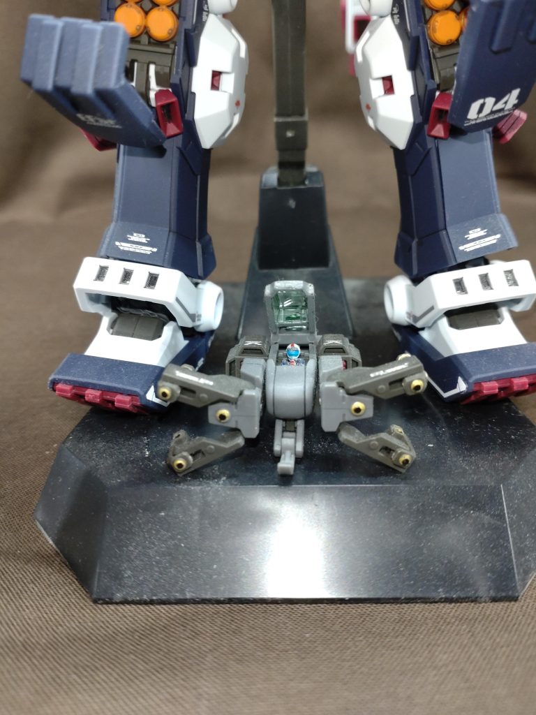 成形色に部分塗装、スミ入れ、デカール、一部合わせ目消しのつや消しトップコートで仕上げました!各関節のシーリングがすごい面倒くさく、大変だった記憶があります!また基本ケースに入れずに棚に飾ってるのでどうしてもホコリが付いてしまいます!