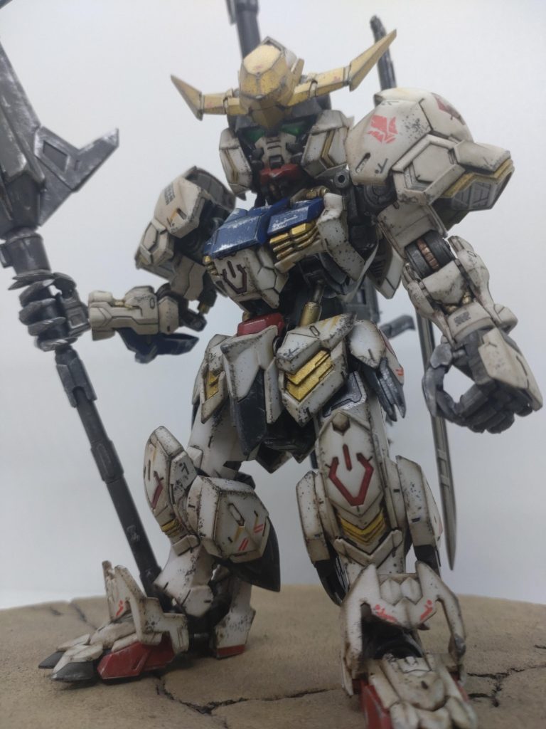 アンテナと各部のイエローを、タミヤのゴールドリーフに変更、フレームの各部をゴールドやシルバー、カッパーで塗装、その他は成形色のままです。その後、ウェザリングカラーのグランドブラウンでウォッシング、焼鉄色でチッピング、ウェザリングカラーで陰影強調、クロームシルバーでドライブラシをしました。