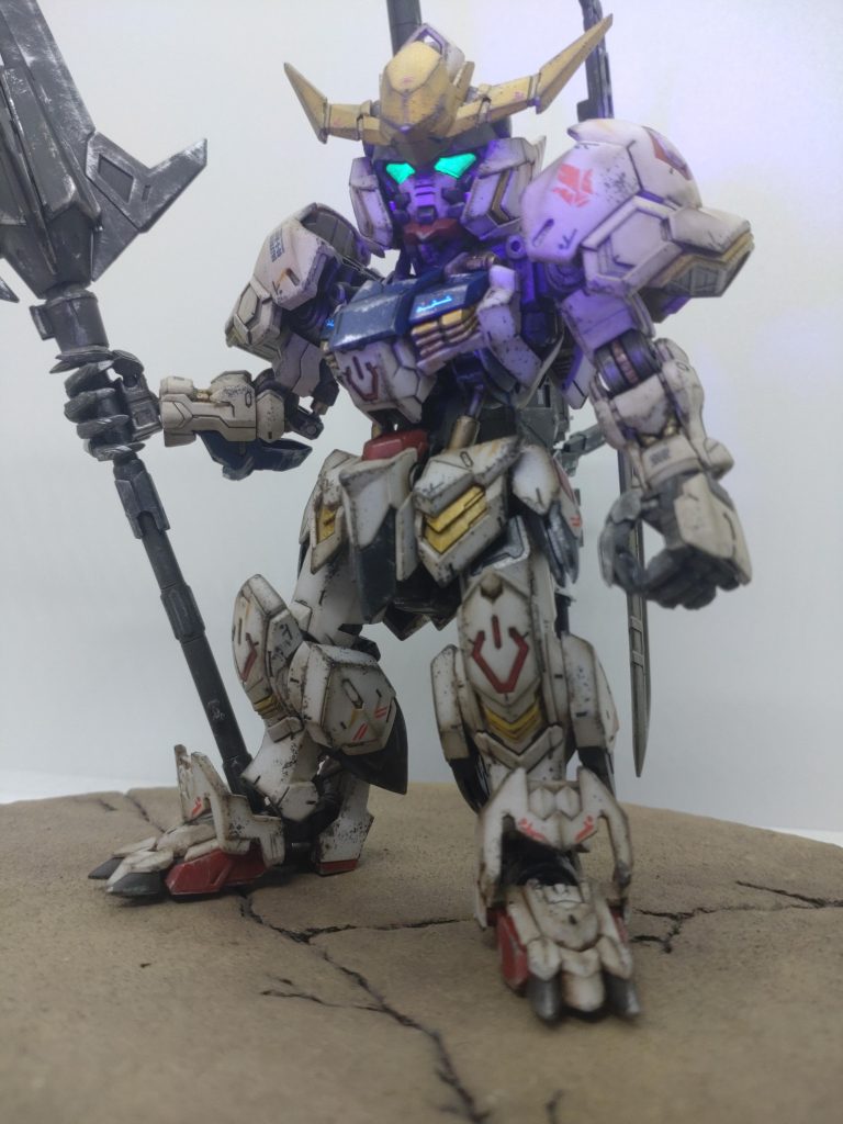 ツインアイは例によって蛍光塗料で塗装、光ります。