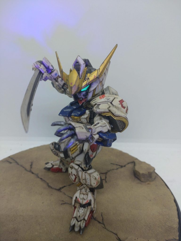 この形態のバルバトスはやはり太刀!  太刀は黒一色だったので、刀身の周囲をシルバーで塗装してあります。